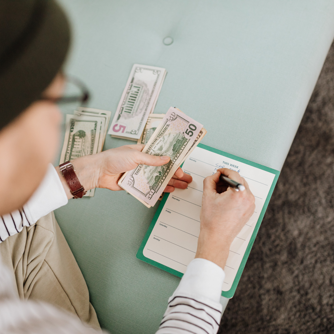persona ahorrando dinero
